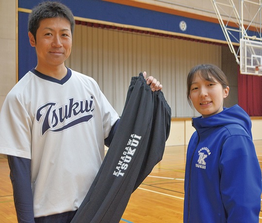 新体操着を持つ保健体育科の梅澤教諭（左）と小山十和子教諭