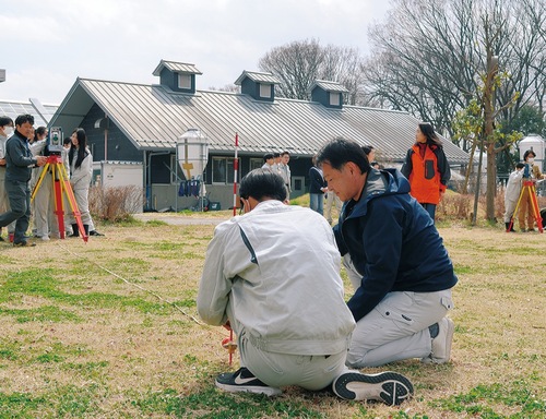 逆打ち作業を体験する生徒たち