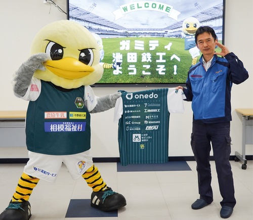 「くちばしポーズ」で記念撮影するガミティ（左）と池田代表取締役