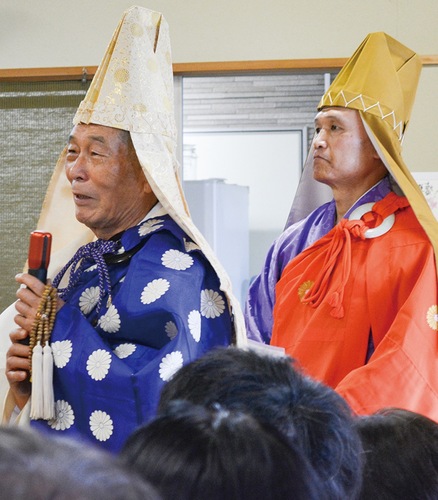 謝辞を述べる古橋前住職（左）と中川新住職