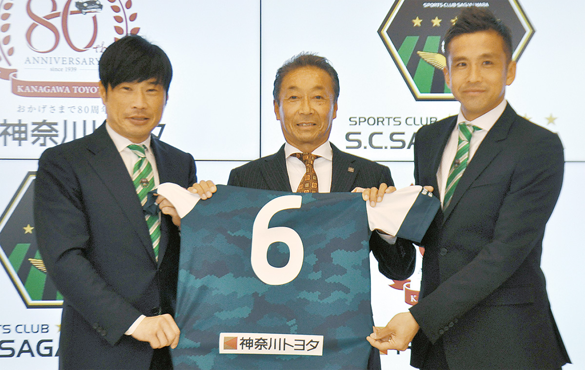 写真撮影に応じる望月代表（左）大坊常務（中）、稲本選手