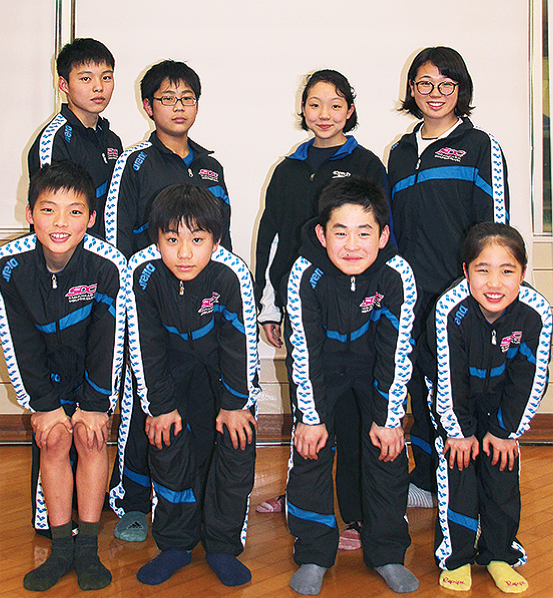 大会に臨む選手たち。前列左から池瑛友さん、政野さん、實川さん、窪田さん、後列左から池琉晴さん、風間さん、鈴木さん、江藤さん=3月5日