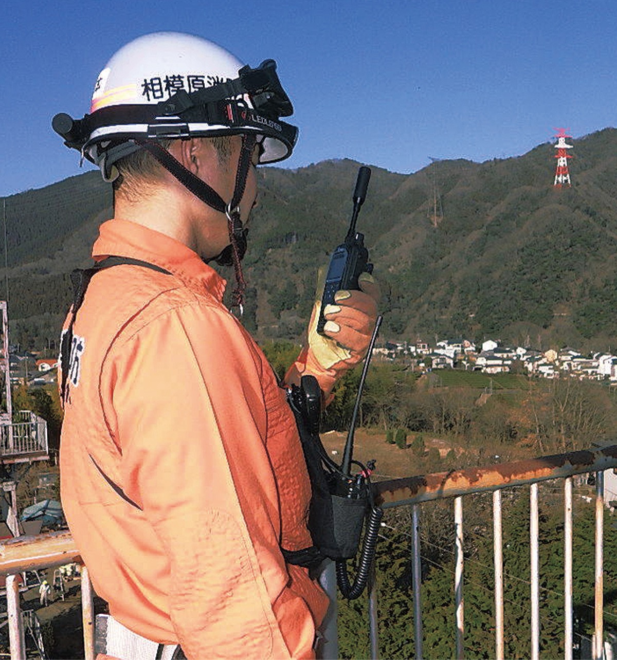 訓練で機器を使用する隊員=市消防局提供