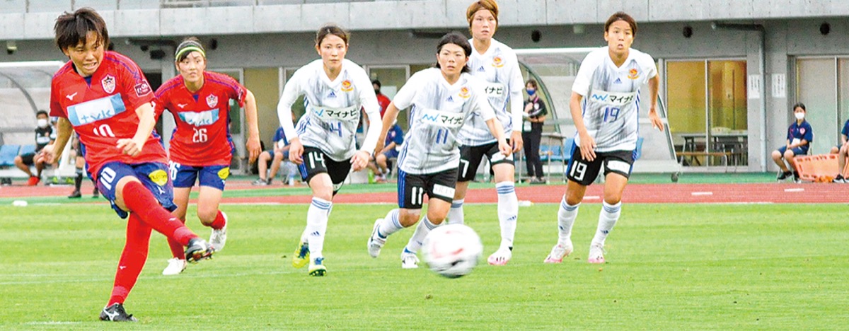 サポーターが見つめる中、ＰＫを決める南野