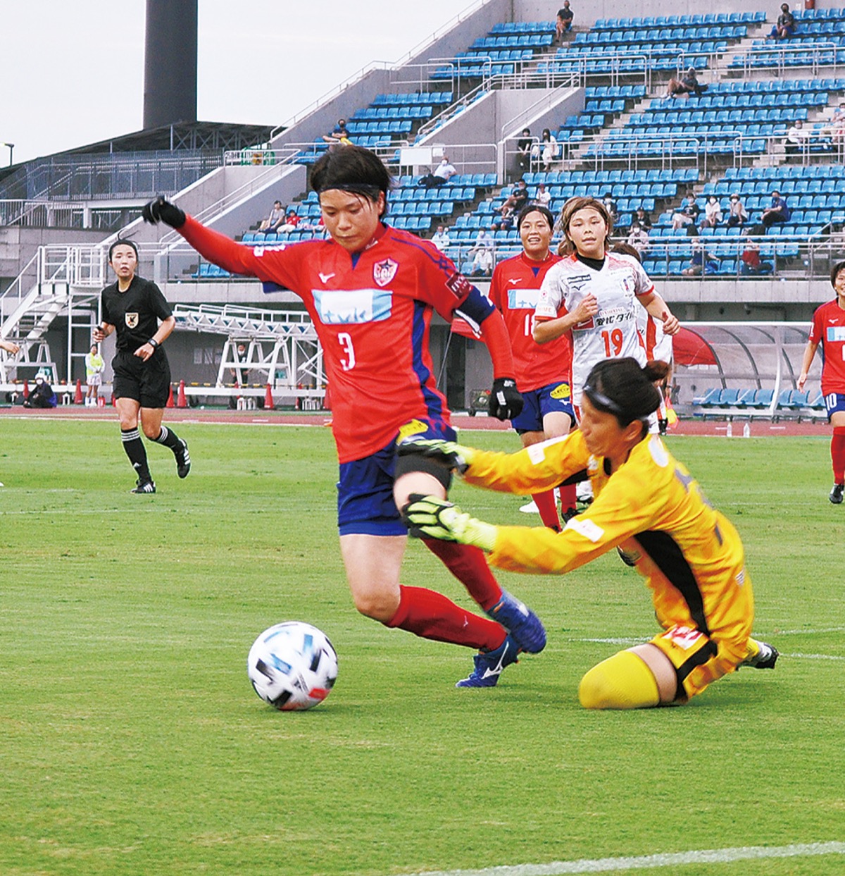 ゴール前で競るキャプテン石田