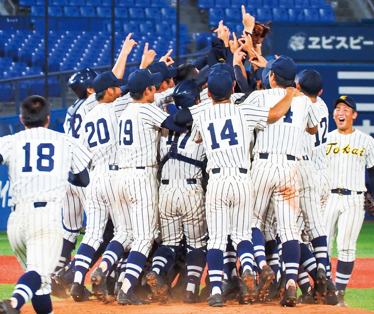 優勝を決め喜びを爆発させる選手 =8月23日横浜スタジアム