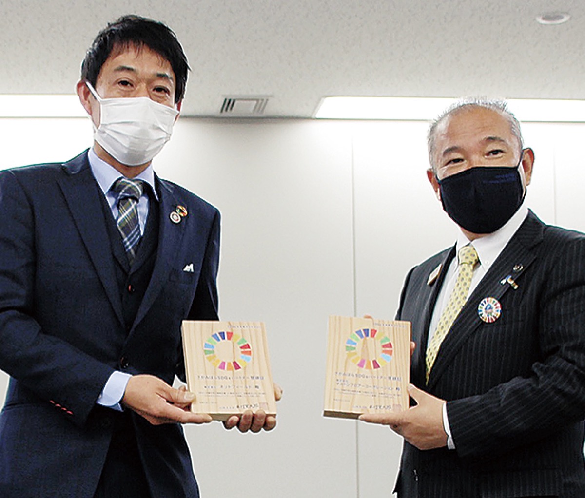 12月、さがみはらSDGsパートナー制度に登録した網野社長(左)