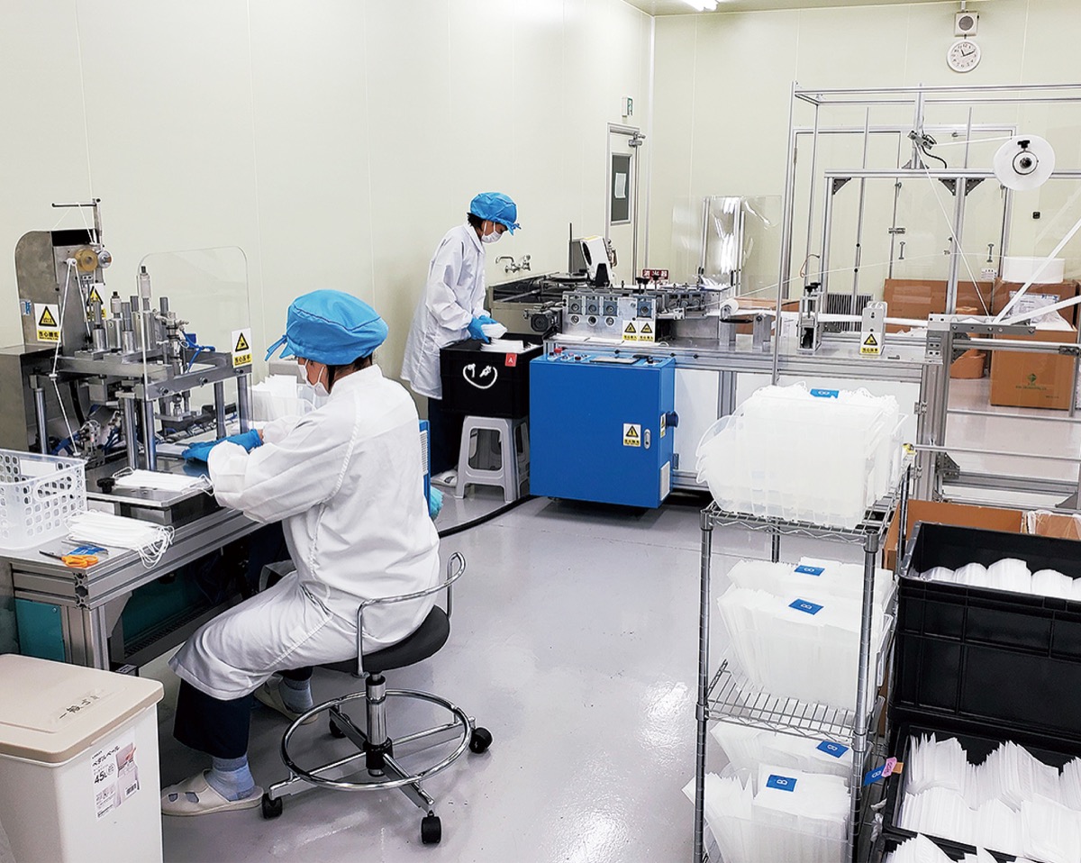 アイダエンジニアリング(株)で行われている不織布マスクの製造の様子