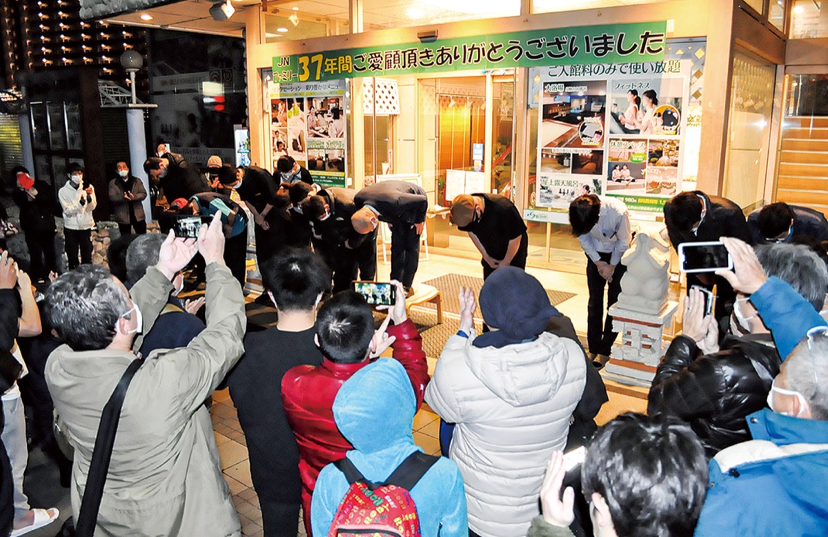 最後のあいさつの場に詰めかけた多くの利用客＝２月28日、ＪＮファミリー