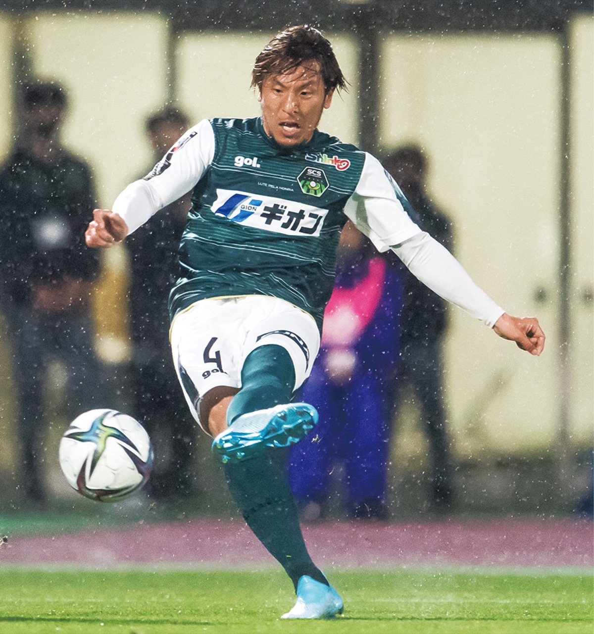 決勝シュートを放つ藤本＝ＳＣ相模原提供