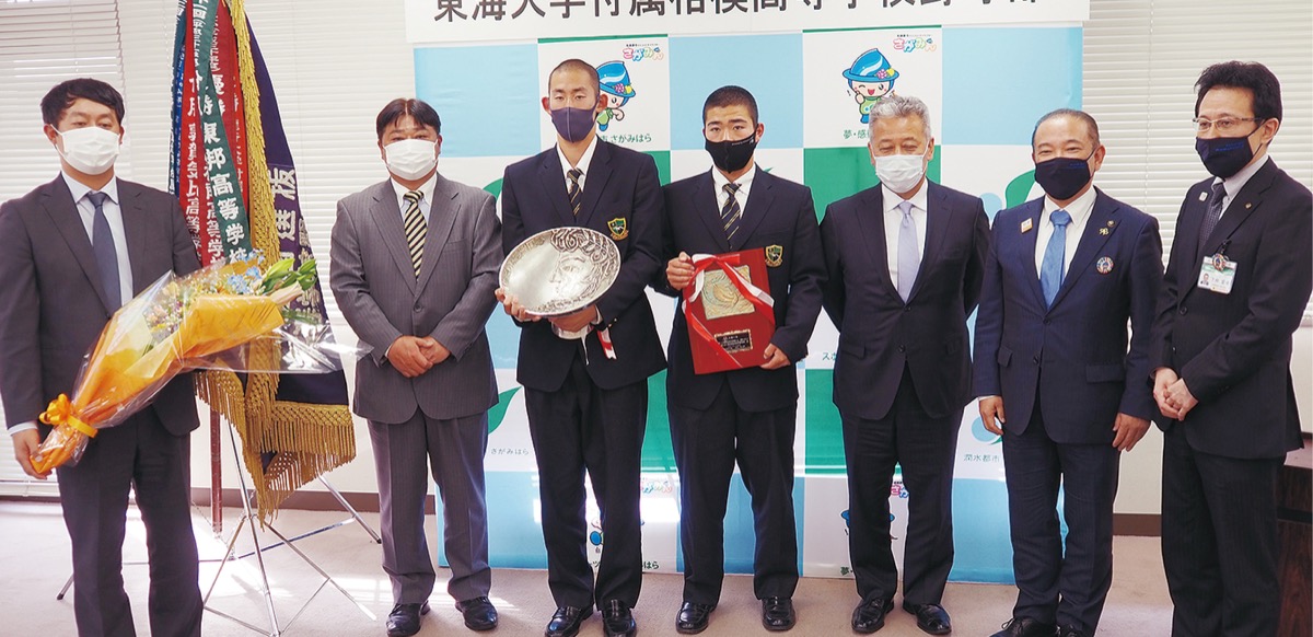 報告会に出席した（左から）長谷川将也部長、門馬敬治監督、石田隼都投手、門馬功副主将、土井崇司校長、本村賢太郎市長、下仲宏卓副市長