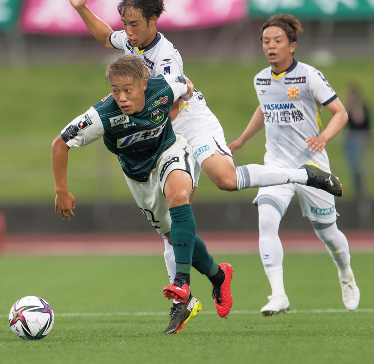 相手と競るＦＷ中山雄希＝ＳＣ相模原提供