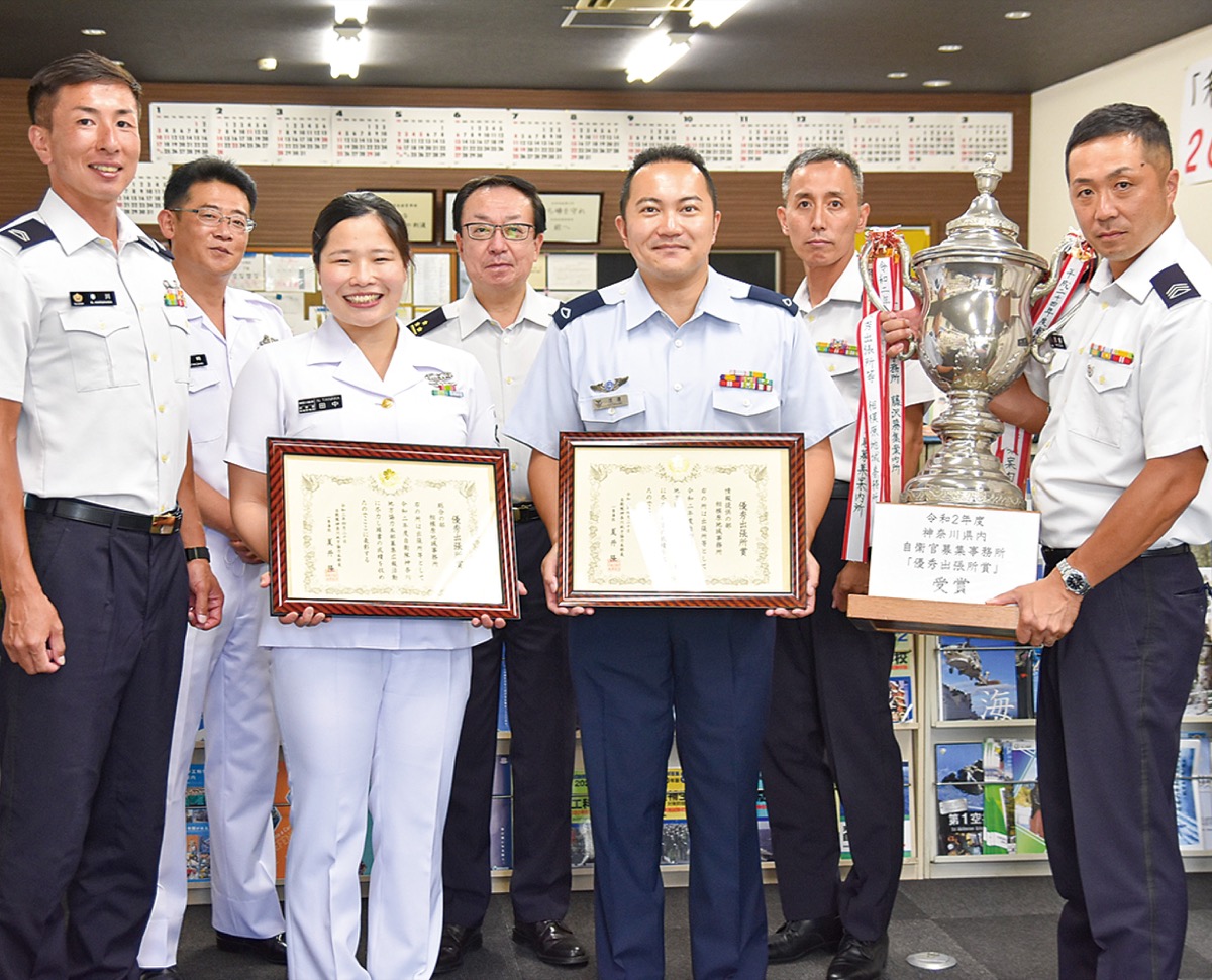 表彰を受けた笑顔の同事務所隊員=7月23日