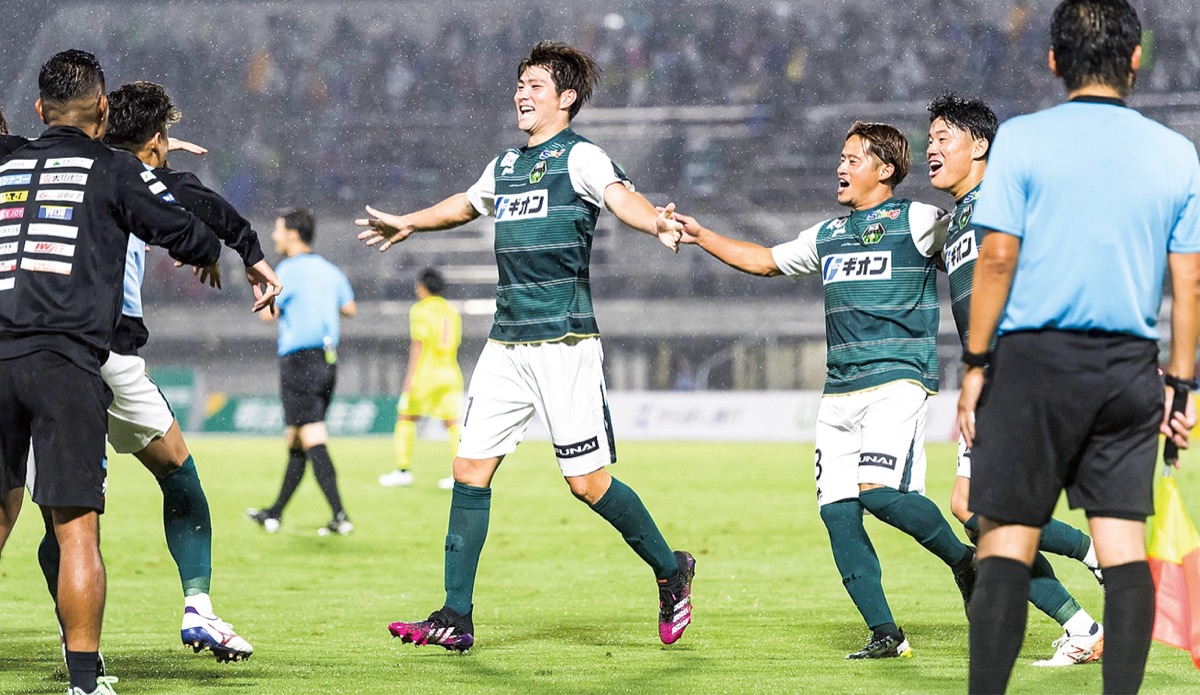 点を決めベンチにかけよるDF木村＝SC相模原提供