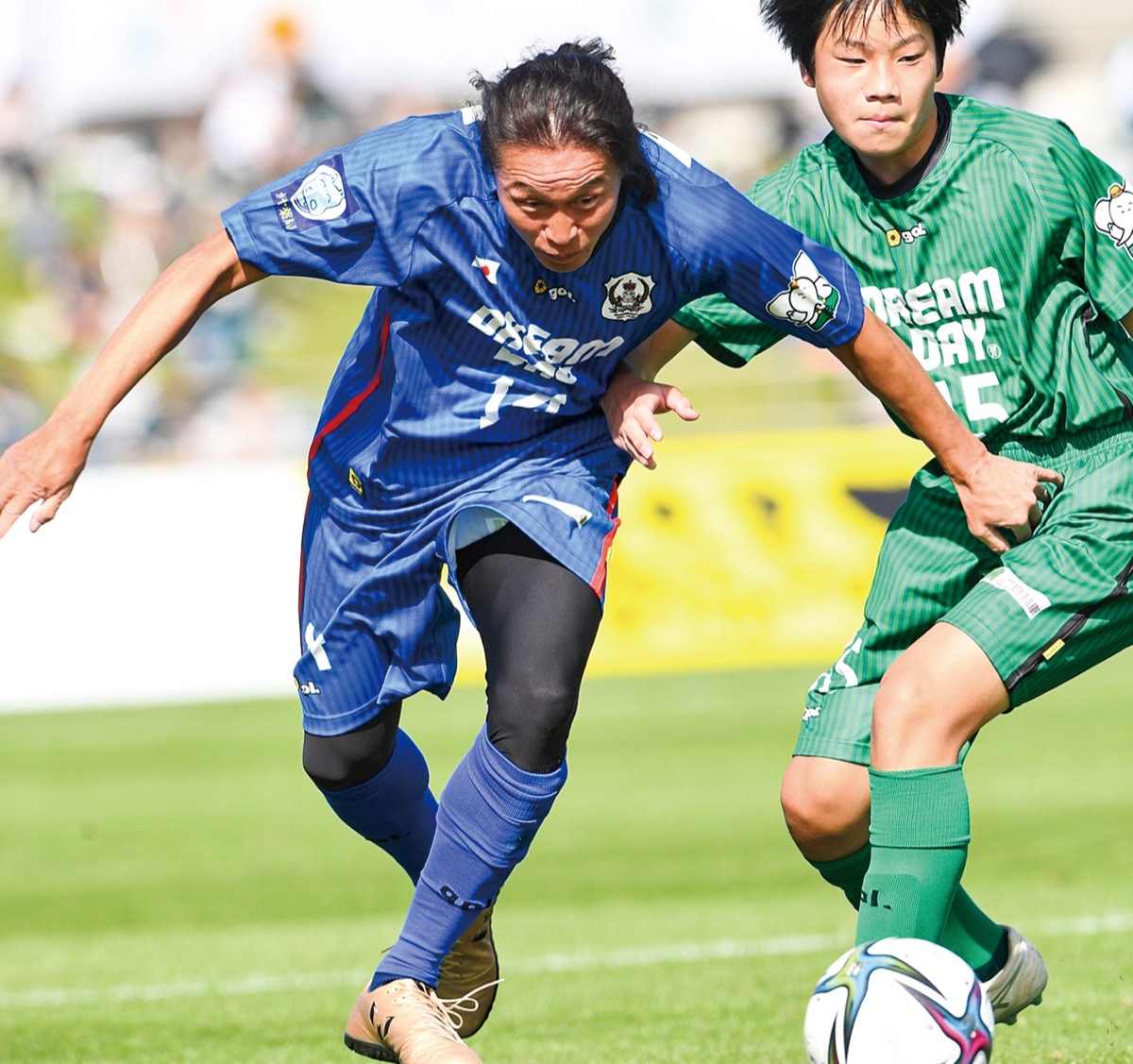 中学生と激しく競り合う岡野さん＝SC相模原提供