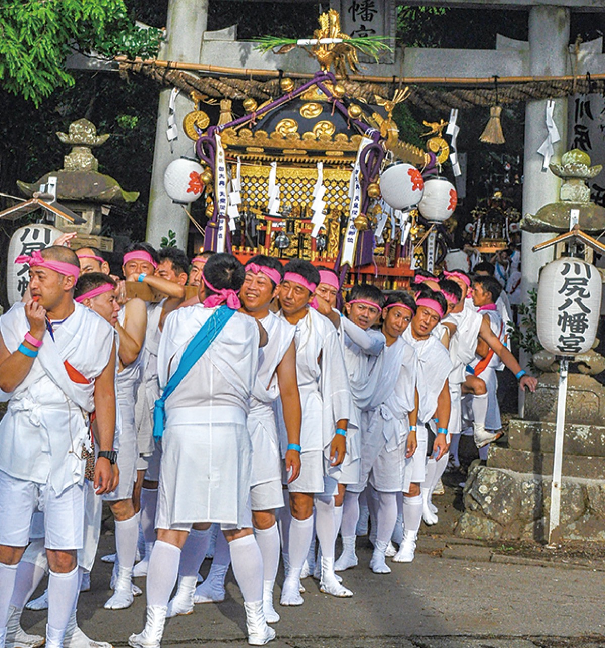 今年の神輿はトラックで渡御する（写真は以前の様子）