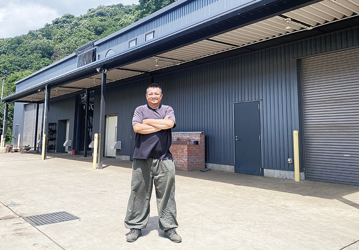 倉庫の前に立つ和泉さん