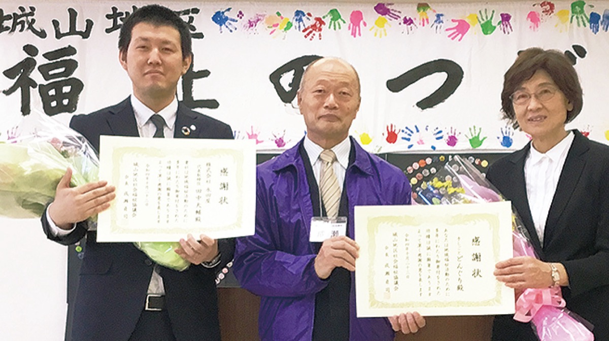 （左から）永田屋の大楠さん、成瀬会長、どんぐりのメンバー
