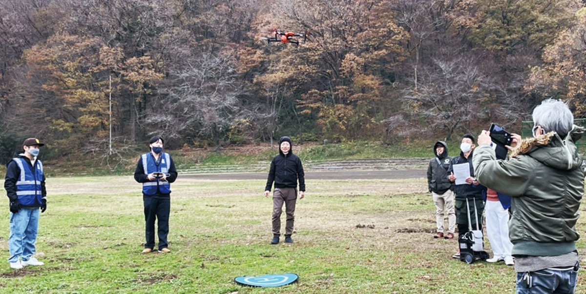 １機につき、パイロットと補助者の２人態勢で運用＝同社提供