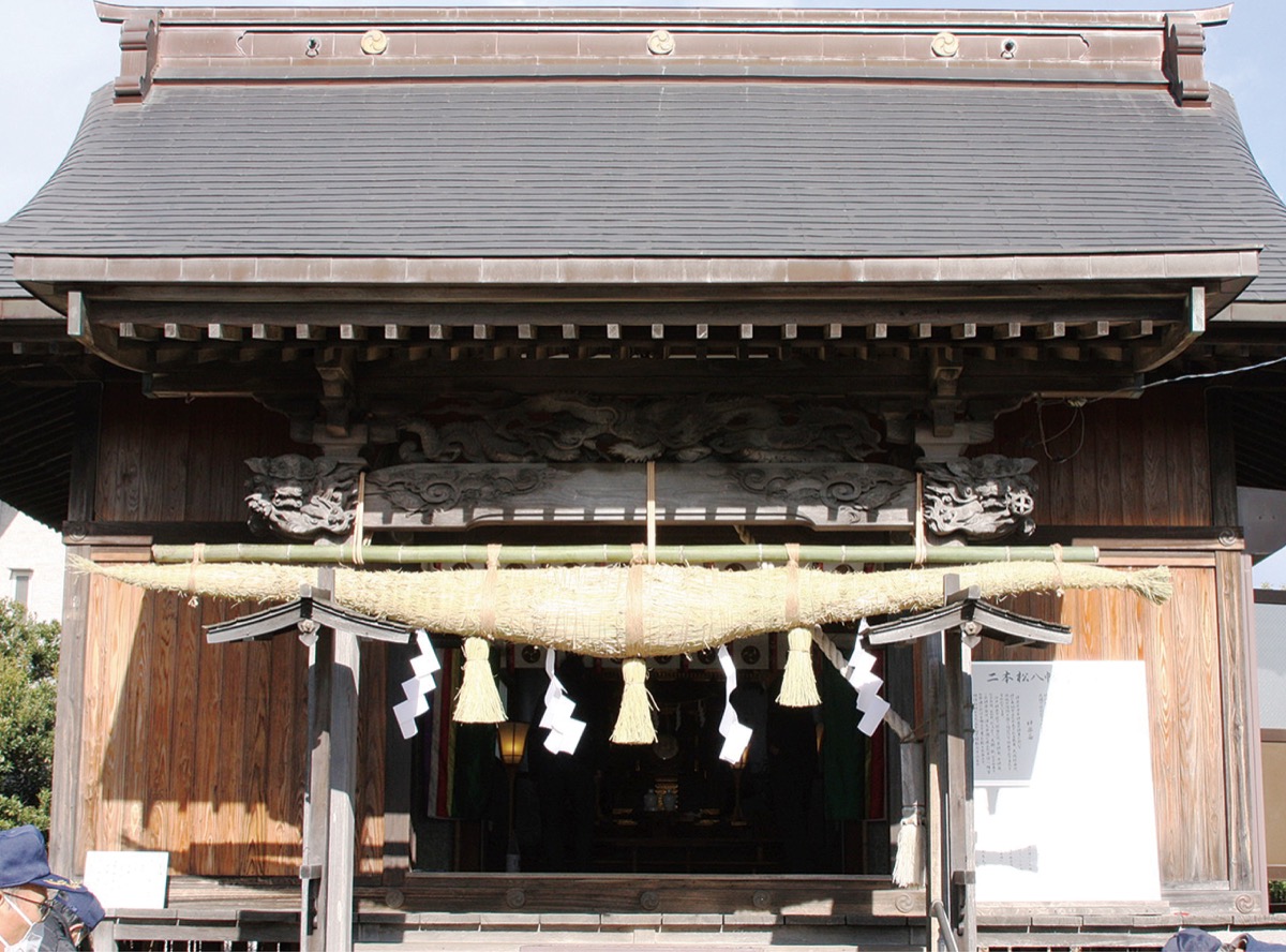 拝殿に飾り付けられた大しめ縄