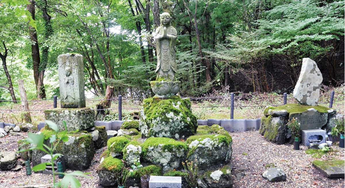 地震峠の慰霊碑