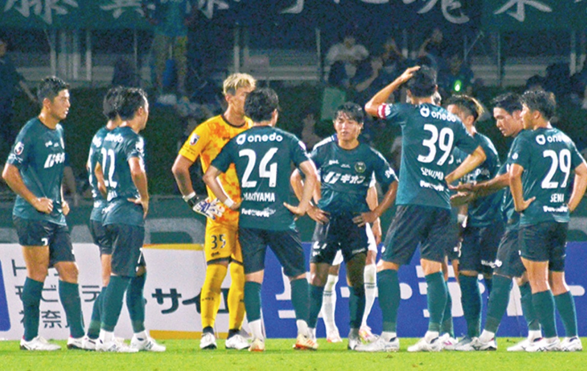 失点後にプレーを確認し合う選手ら