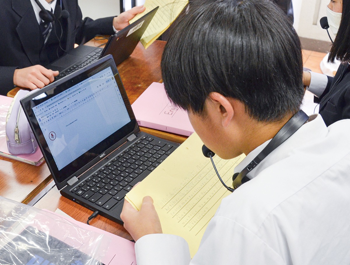 チャットGPTを使う生徒。この日の授業では難しい言い回しの言葉を分かりやすく変換するのに使った