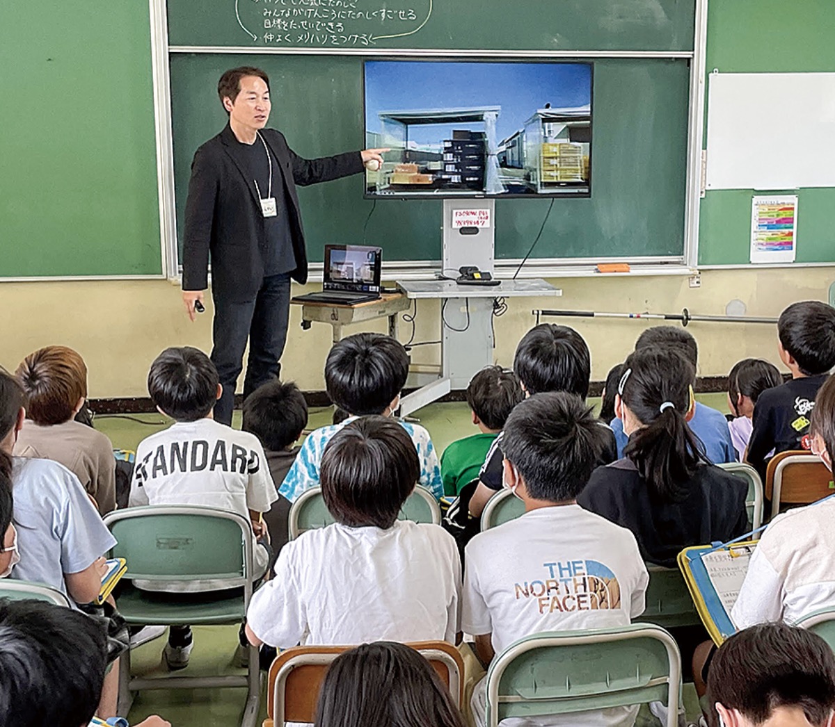 自動運転の講義を受ける児童