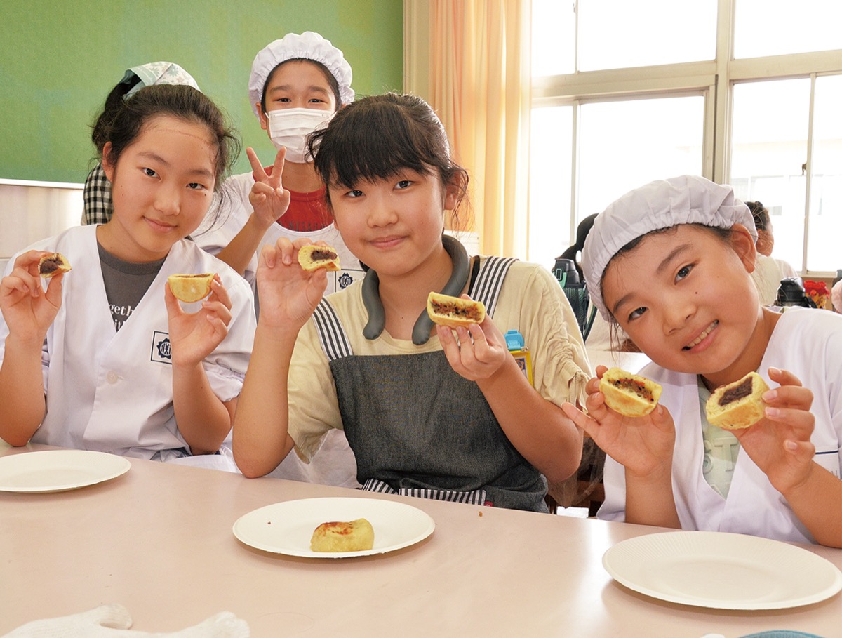 児童と「かんこ焼き」を調理