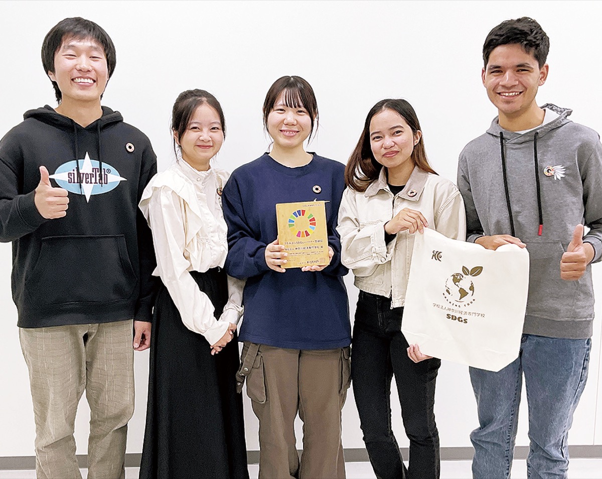 ツアーを運営する中心メンバーの学生。(左から)トゥメさん、タオさん、森さん、ビバリーさん、ビパンさん