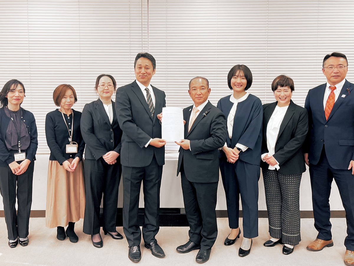 本村市長(中央右)に要望書を手渡す黒沢代表(中央左)=さがみはら介護支援専門員の会提供