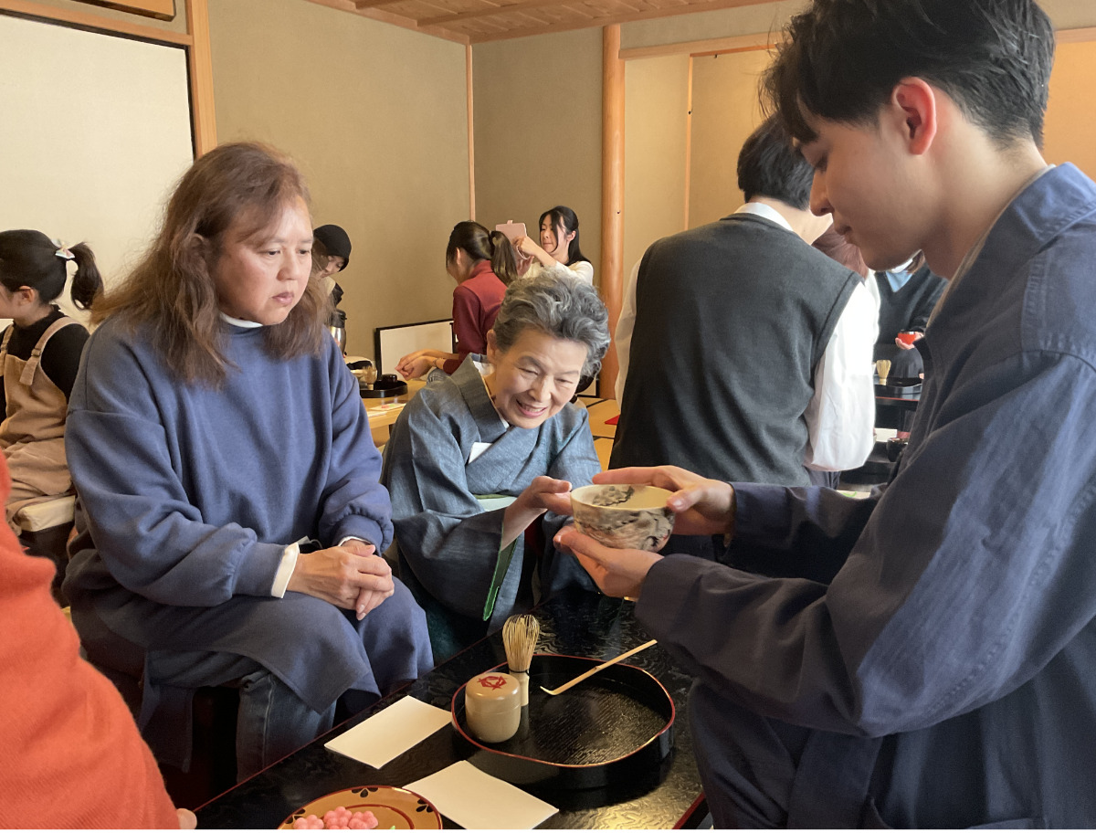 参加者同士で点てた茶をふるまう様子。中央が青山さん