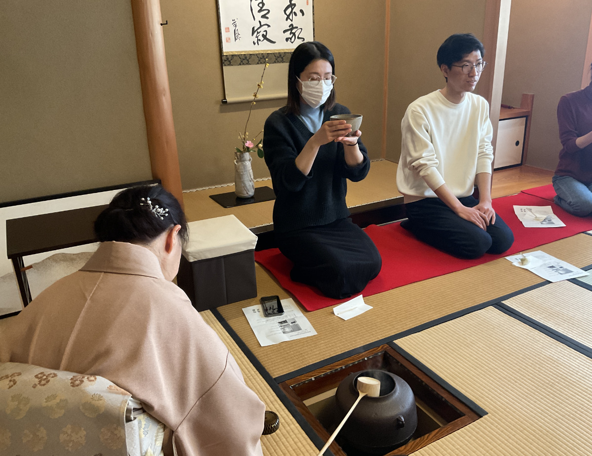 講師が点てた茶を味わう参加者