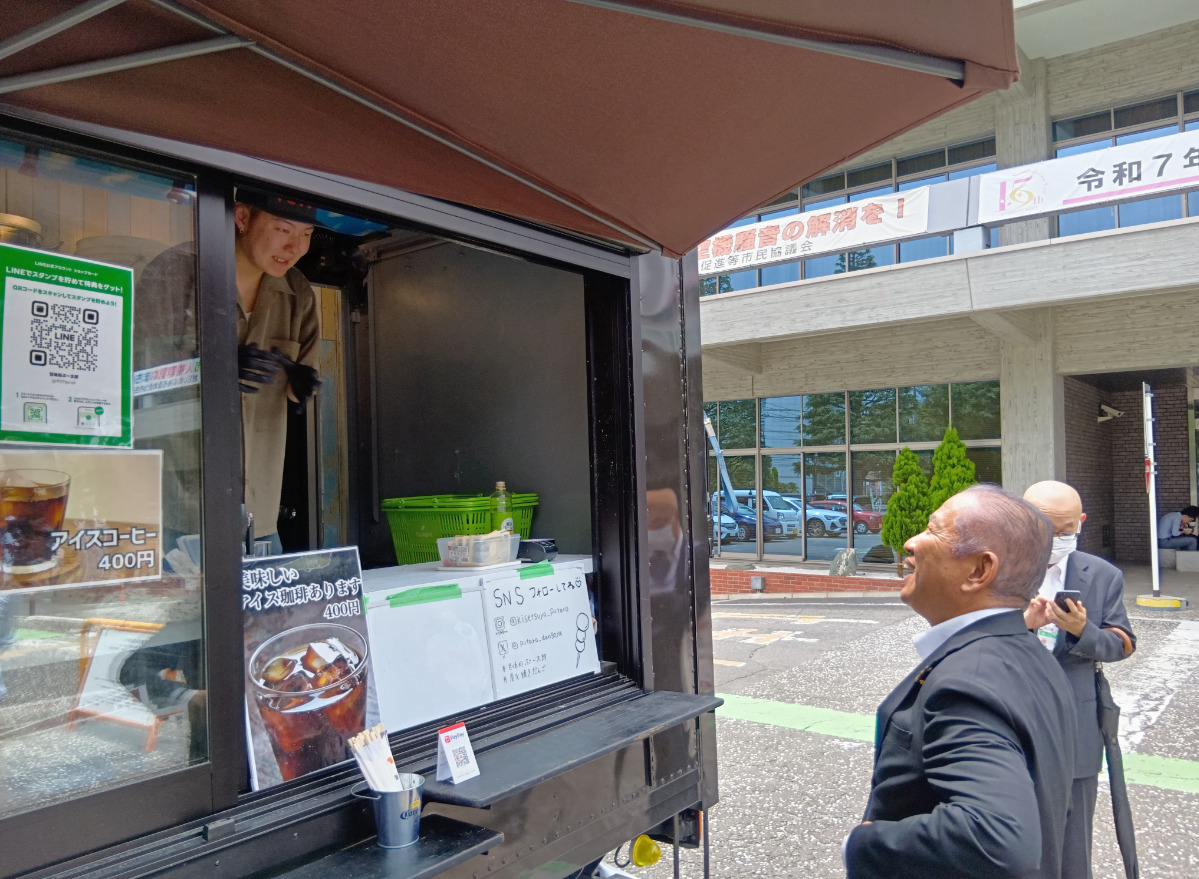 スタッフに声を掛ける本村市長(右)