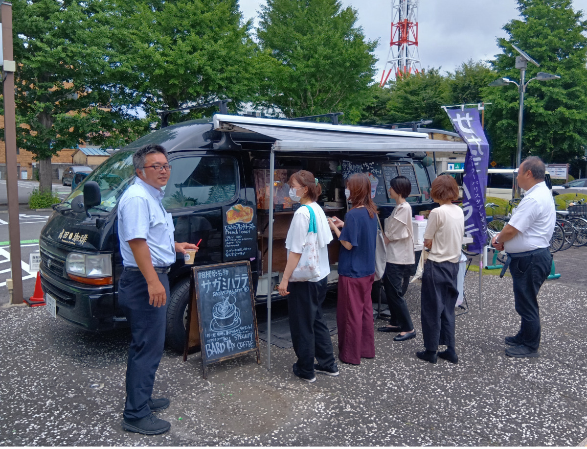 相模原市役所本庁舎前広場にキッチンカーが登場