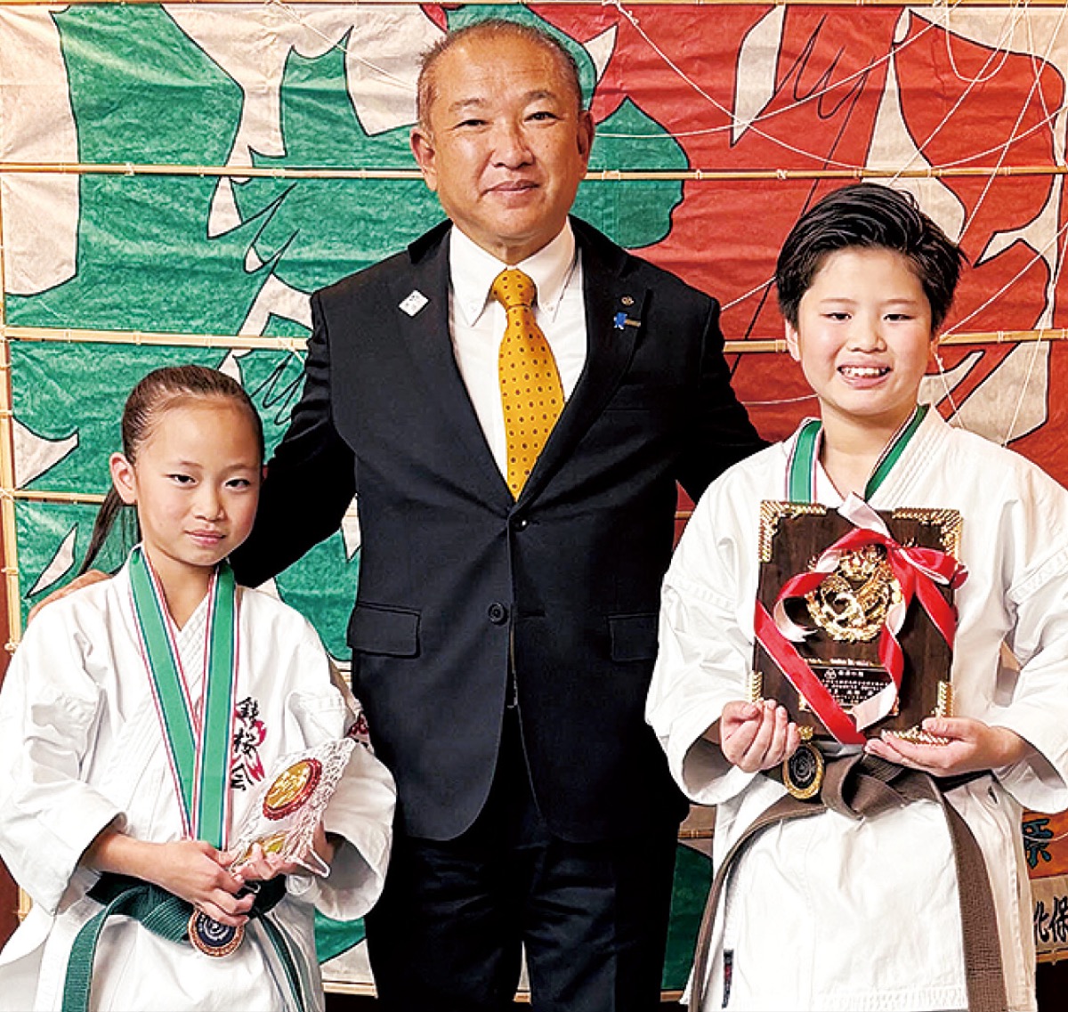 中里兄妹に称讃の楯