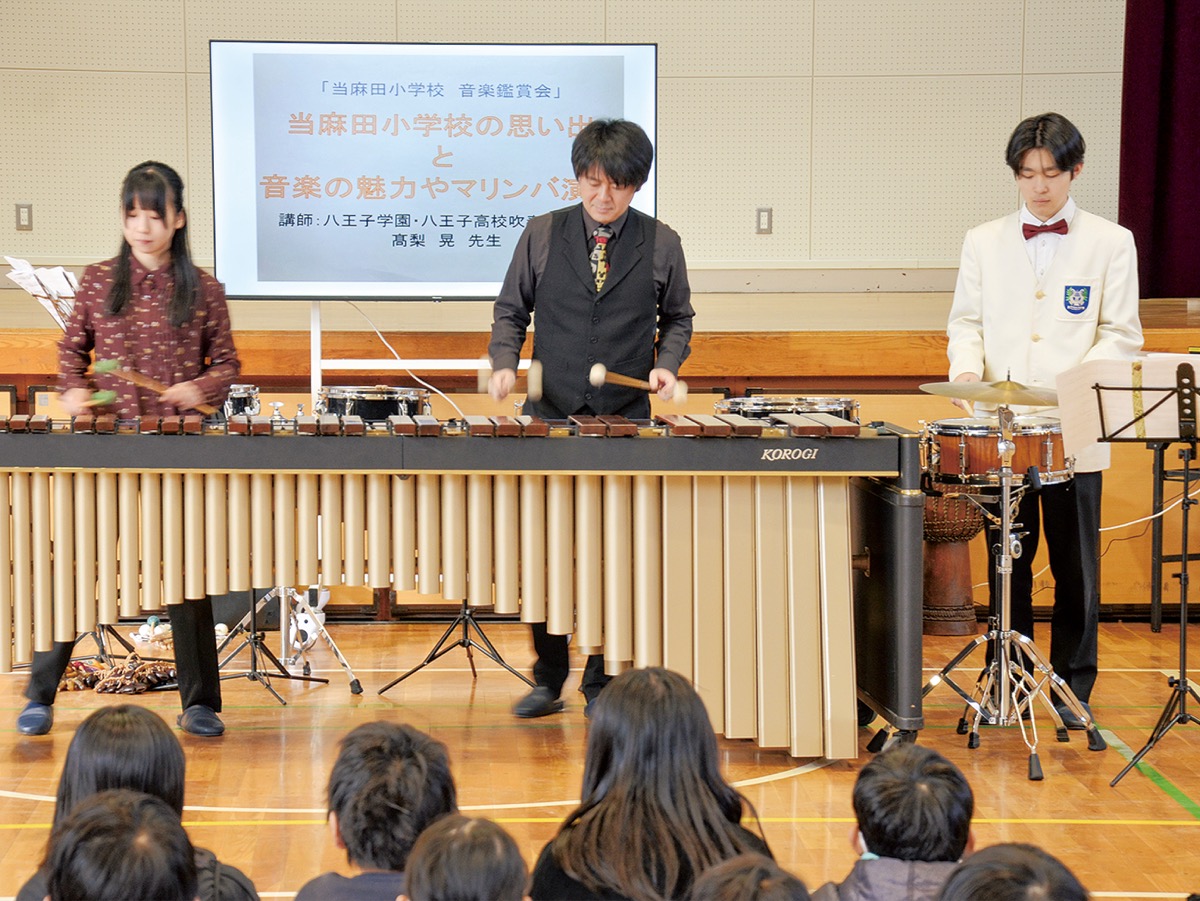 マリンバ演奏に興味津々