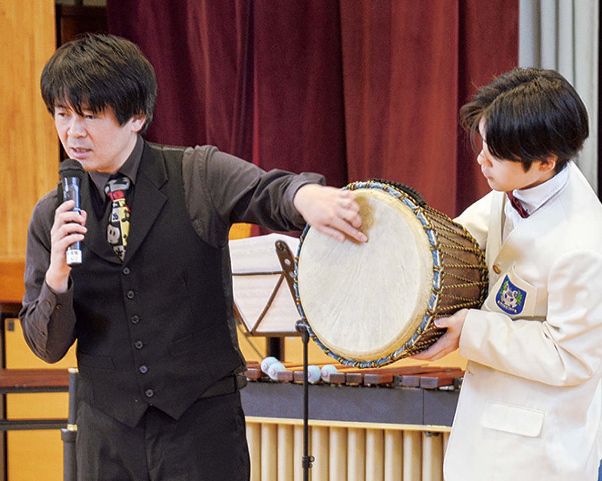 ジャンベの解説をする高梨さん（左）