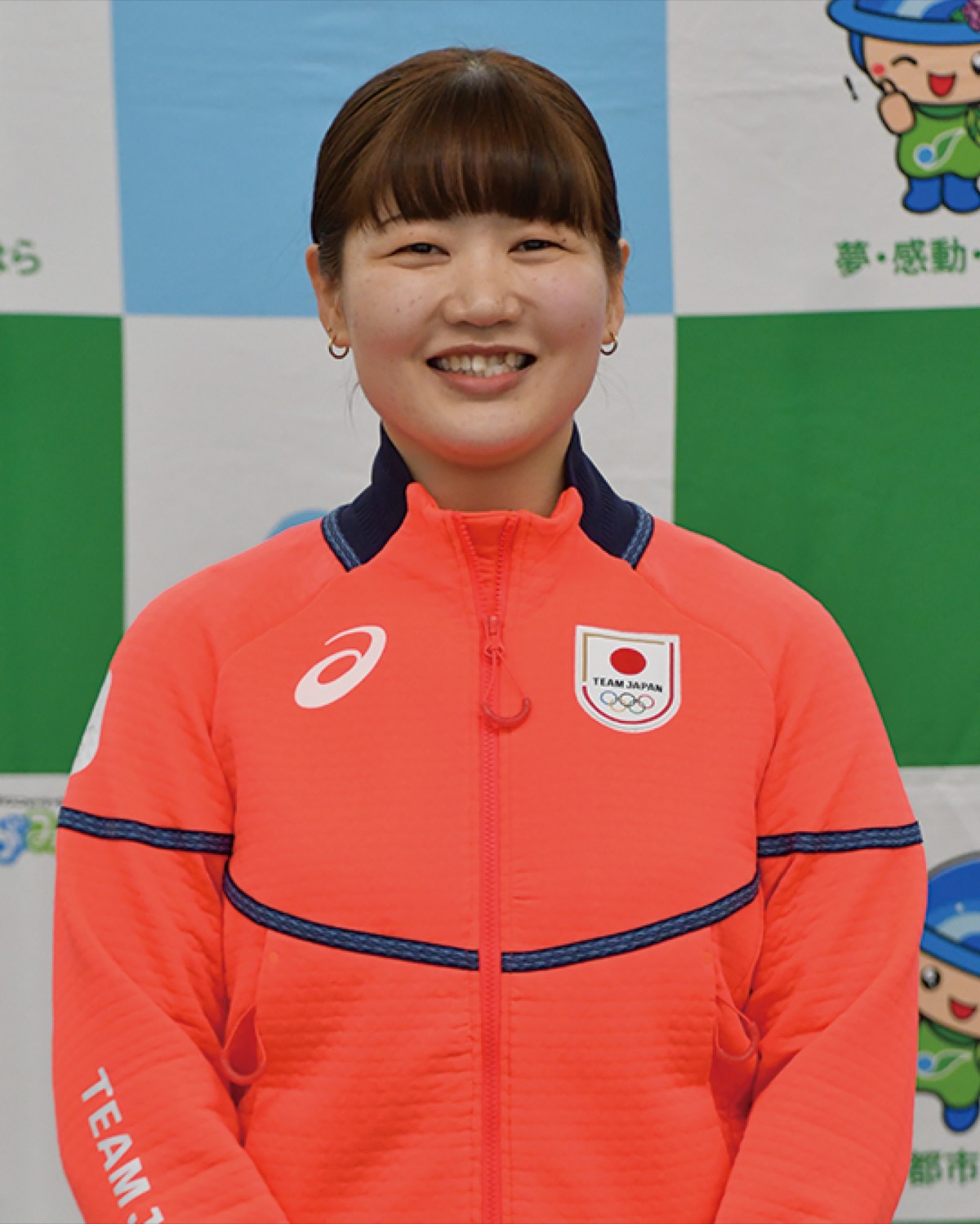 笑顔の小谷選手（相模原市提供）