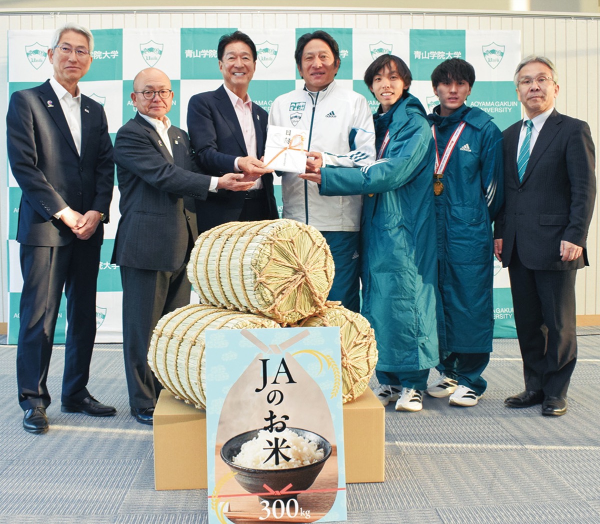 目録を手渡す落合組合長と原監督（中央）、選手ら（写真提供＝ＪＡ相模原市）