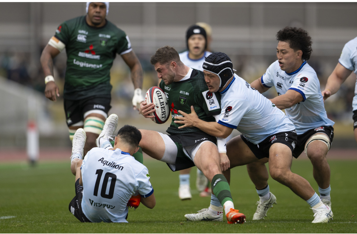 懸命にボールを運ぶジェームス・グレイソン選手（2025年12月21日横浜キヤノンイーグルス戦）(C)JRLO