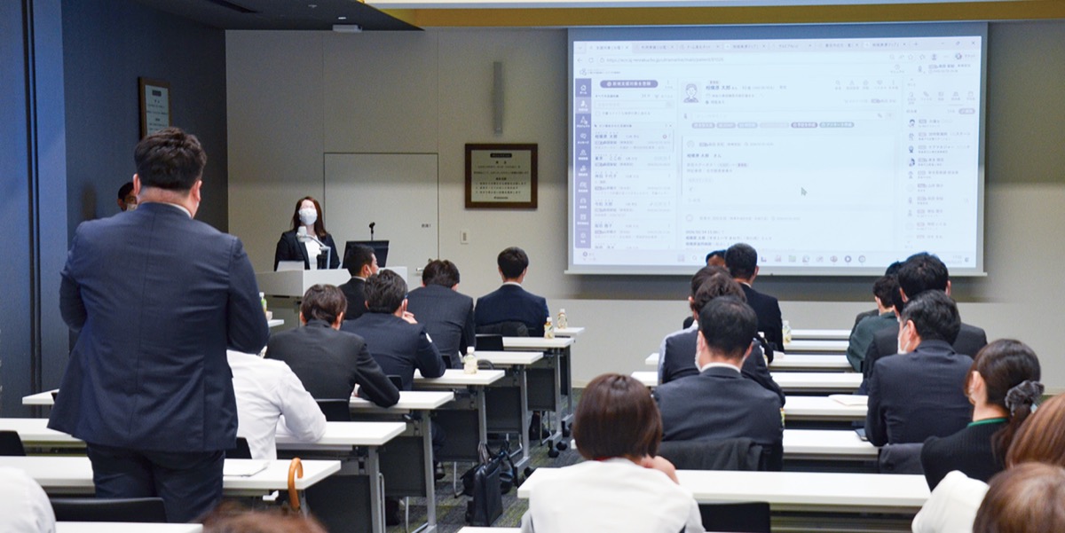 導入予定のシステムについて質問する参加者