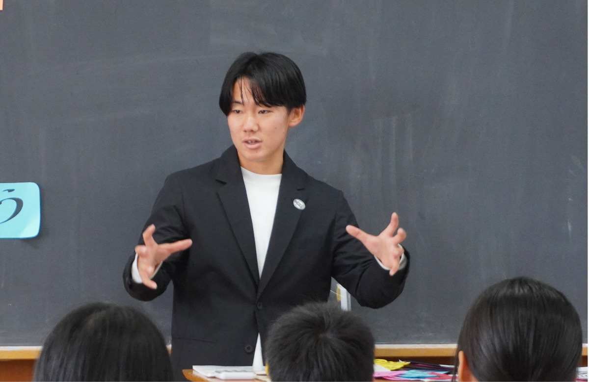 築地育選手（ノジマステラ神奈川相模原）によ谷口小学校での授業＝ユメイク.提供＝