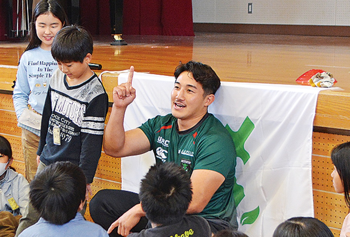 服部航大選手（三菱重工相模原ダイナボアーズ）による清新小学校での授業