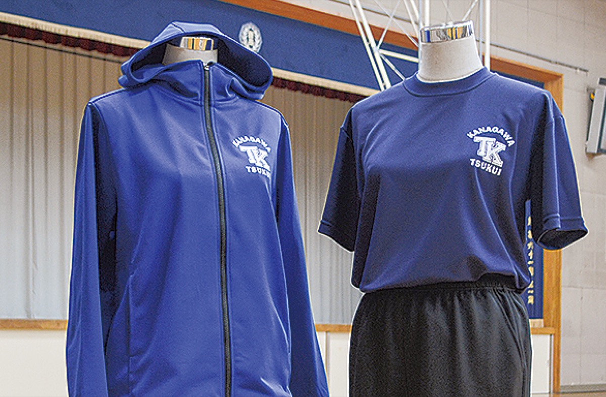 青色のパーカーが特徴的な新ジャージ（左）