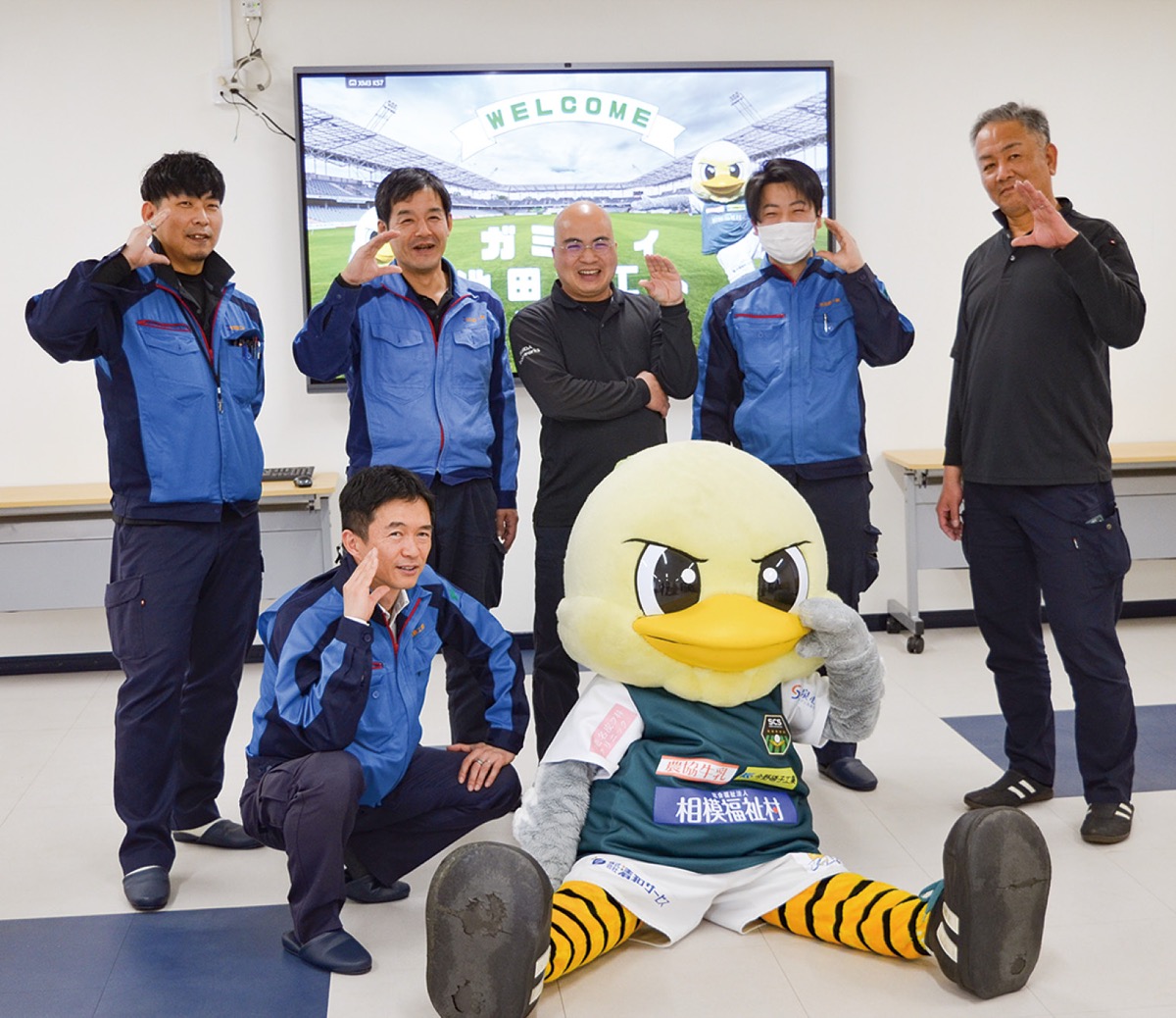 ガミティと記念撮影する池田代表取締役(前列左)、社員ら