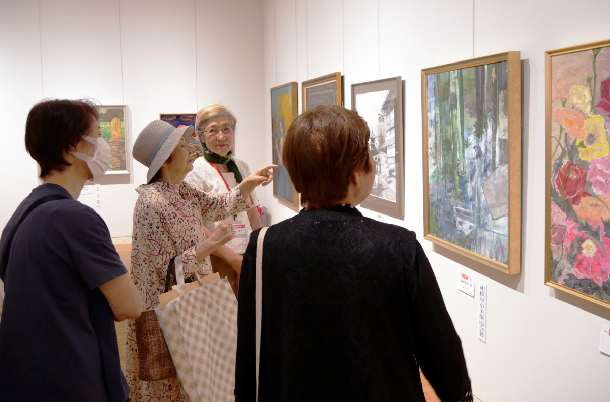 80回の作品講評風景＝相模原市美術協会提供