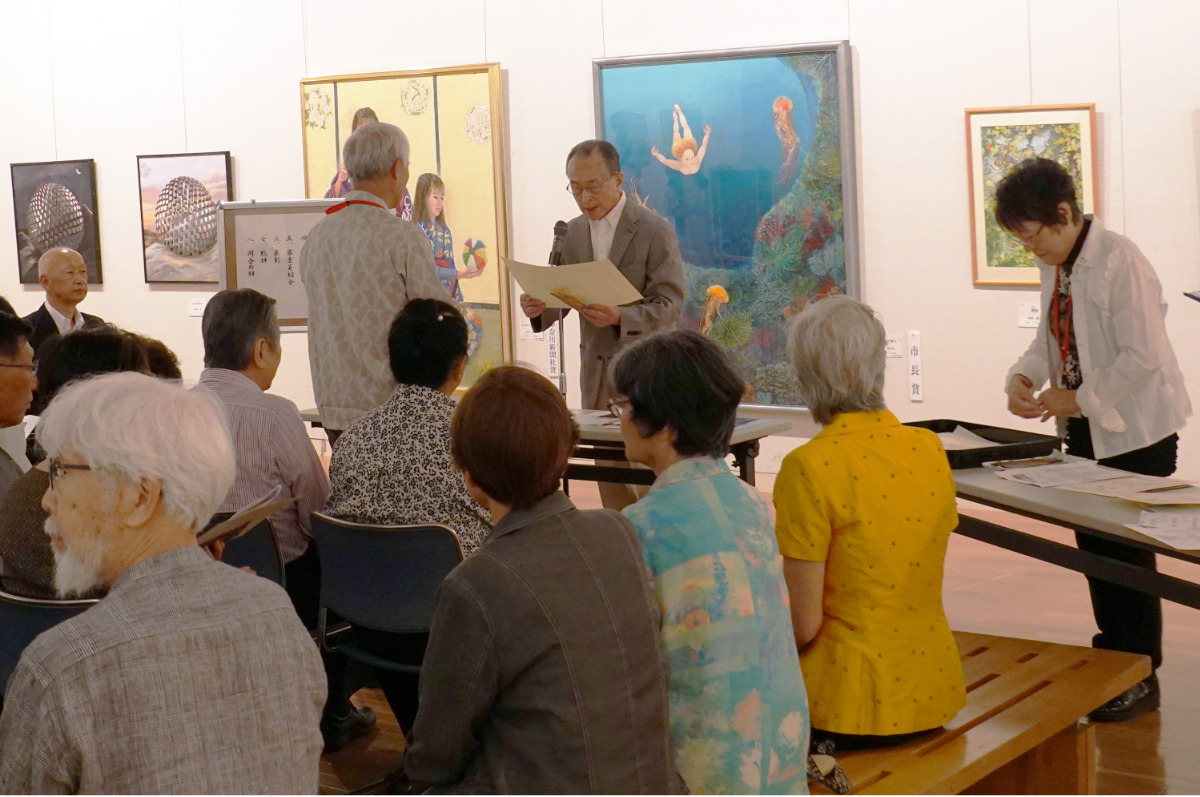 24年の授賞式の様子＝相模原市美術協会提供