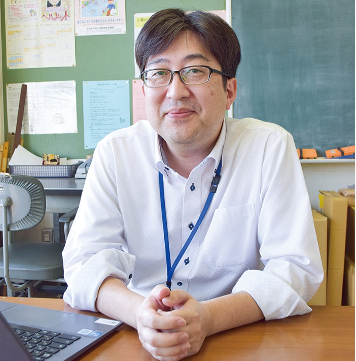 取材に応じた三浦教諭。現在勤務する旭小学校(緑区)にて。