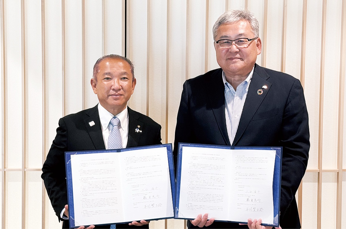 協定書を手に笑顔を見せる本村賢太郎市長(左)と戸田建設の大谷清介社長(2025年6月 提供/相模原市)